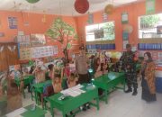 Bhabinkamtibmas Polsek Sabbangparu Berikan Bantuan Buku Bacaan dan Buku Tulis ke Murid SDN 221 Sompe