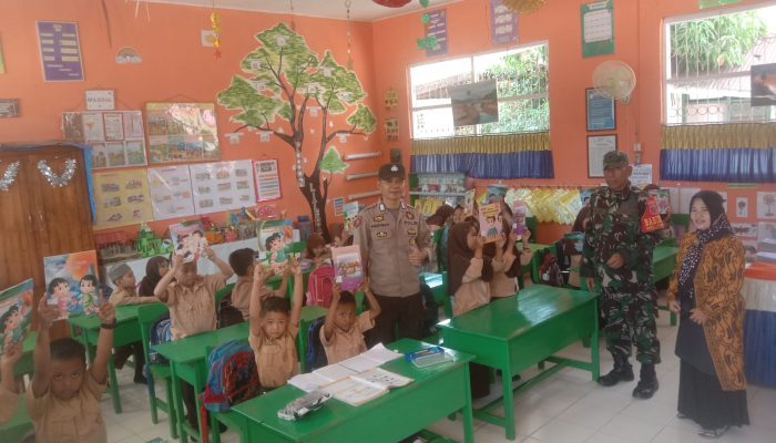 Bhabinkamtibmas Polsek Sabbangparu Berikan Bantuan Buku Bacaan dan Buku Tulis ke Murid SDN 221 Sompe