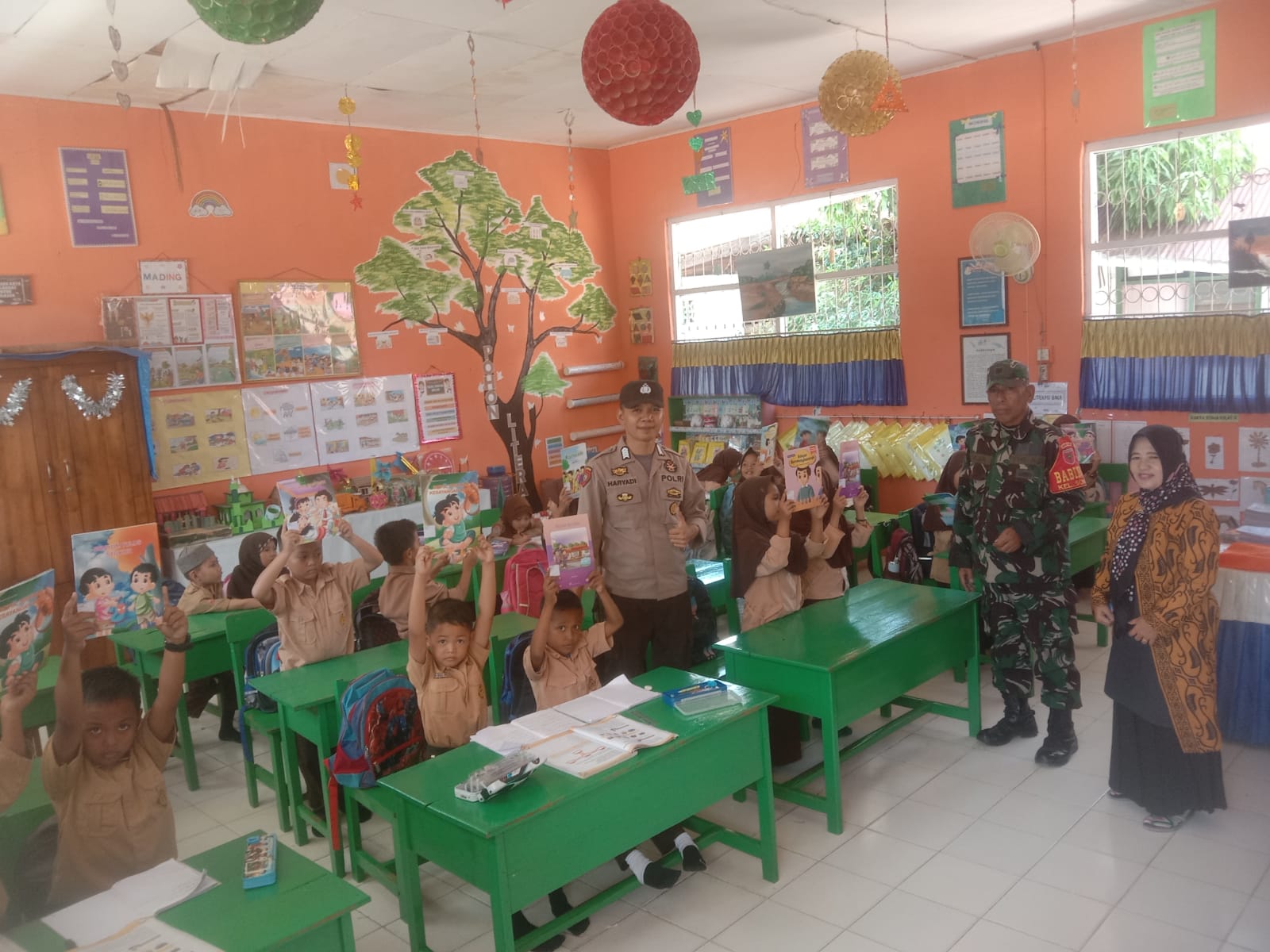 Bhabinkamtibmas Polsek Sabbangparu Berikan Bantuan Buku Bacaan dan Buku Tulis ke Murid SDN 221 Sompe