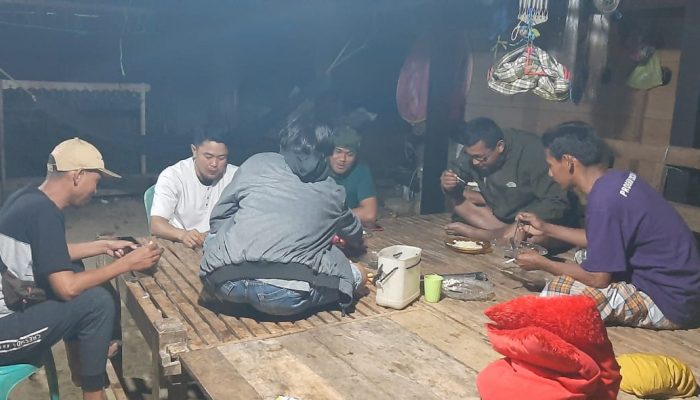 Solidaritas dan Kekompakan: Anggota Kodim 1420/Sidrap Satgas TMMD Ke-118 Makan Malam Bersama Warga