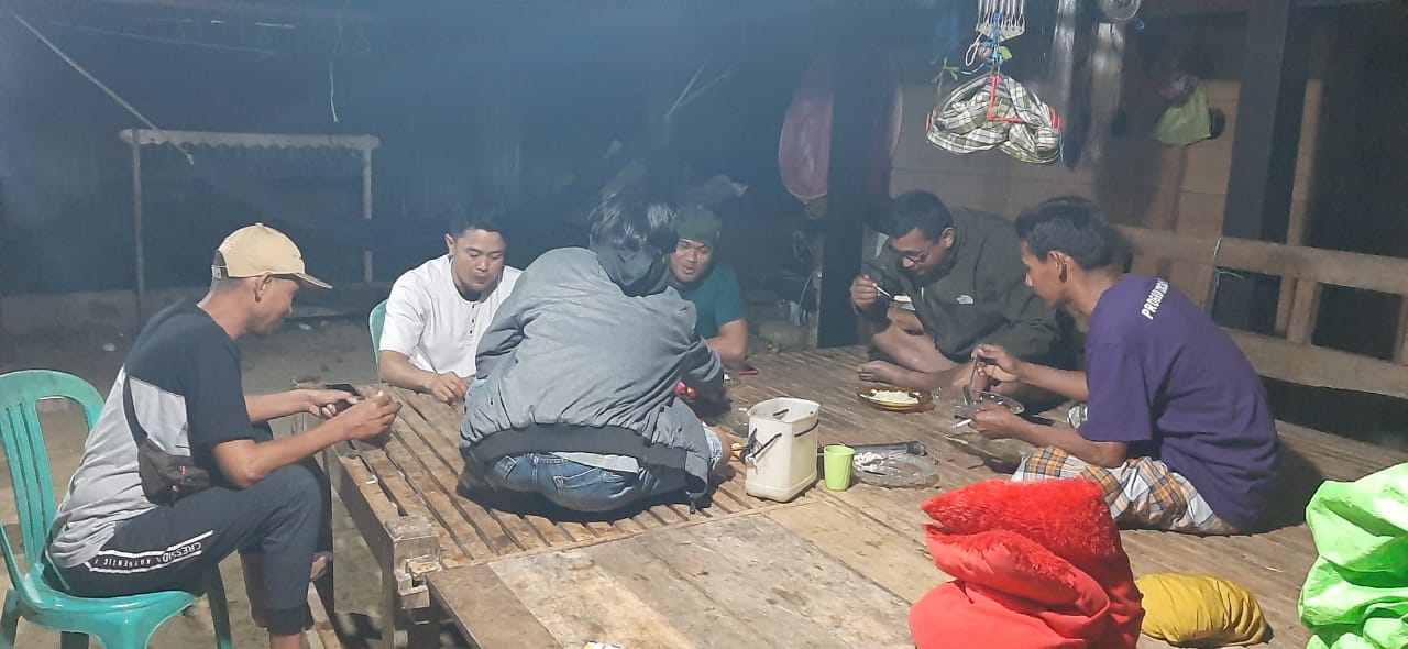 Solidaritas dan Kekompakan: Anggota Kodim 1420/Sidrap Satgas TMMD Ke-118 Makan Malam Bersama Warga