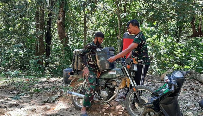 Antar BBM dengan Sepeda Motor, Dedikasi Serda Saharuddin demi Kelancaran Proyek TMMD ke-188 di Desa Kalempang