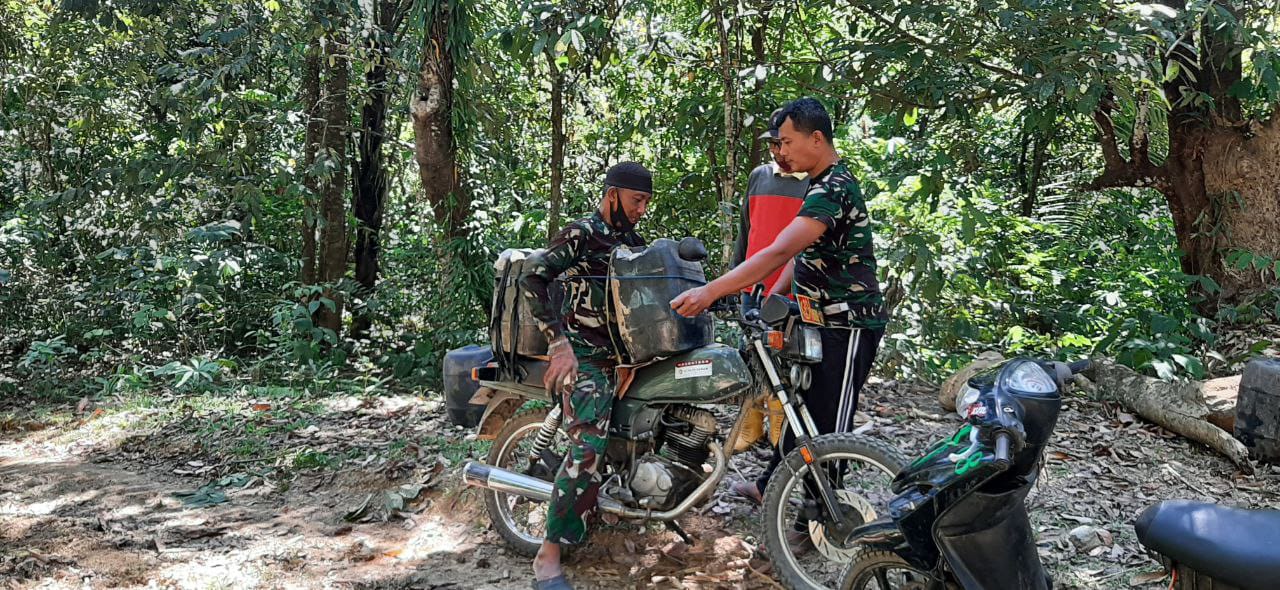 Antar BBM dengan Sepeda Motor, Dedikasi Serda Saharuddin demi Kelancaran Proyek TMMD ke-188 di Desa Kalempang
