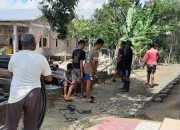 Sela Kegiatan TMMD, Sertu Darwis Tenreng Bantu Warga Pasang Pipa Air di Musim Kemarau