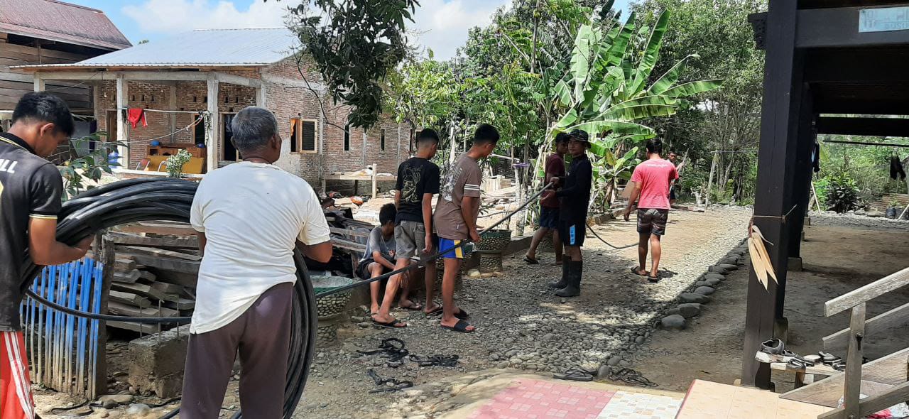 Sela Kegiatan TMMD, Sertu Darwis Tenreng Bantu Warga Pasang Pipa Air di Musim Kemarau
