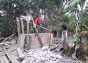 Satgas TMMD dan Kodim 1420/Sidrap Bantu Perbaiki Hunian Bapak Nasir di Desa Kalempang