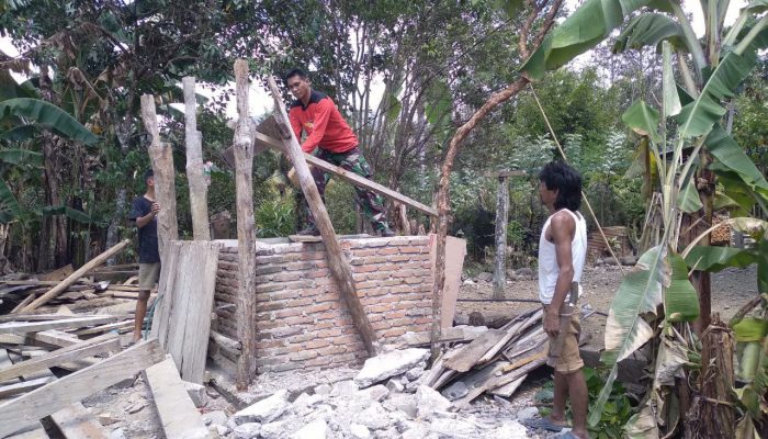 Satgas TMMD dan Kodim 1420/Sidrap Bantu Perbaiki Hunian Bapak Nasir di Desa Kalempang