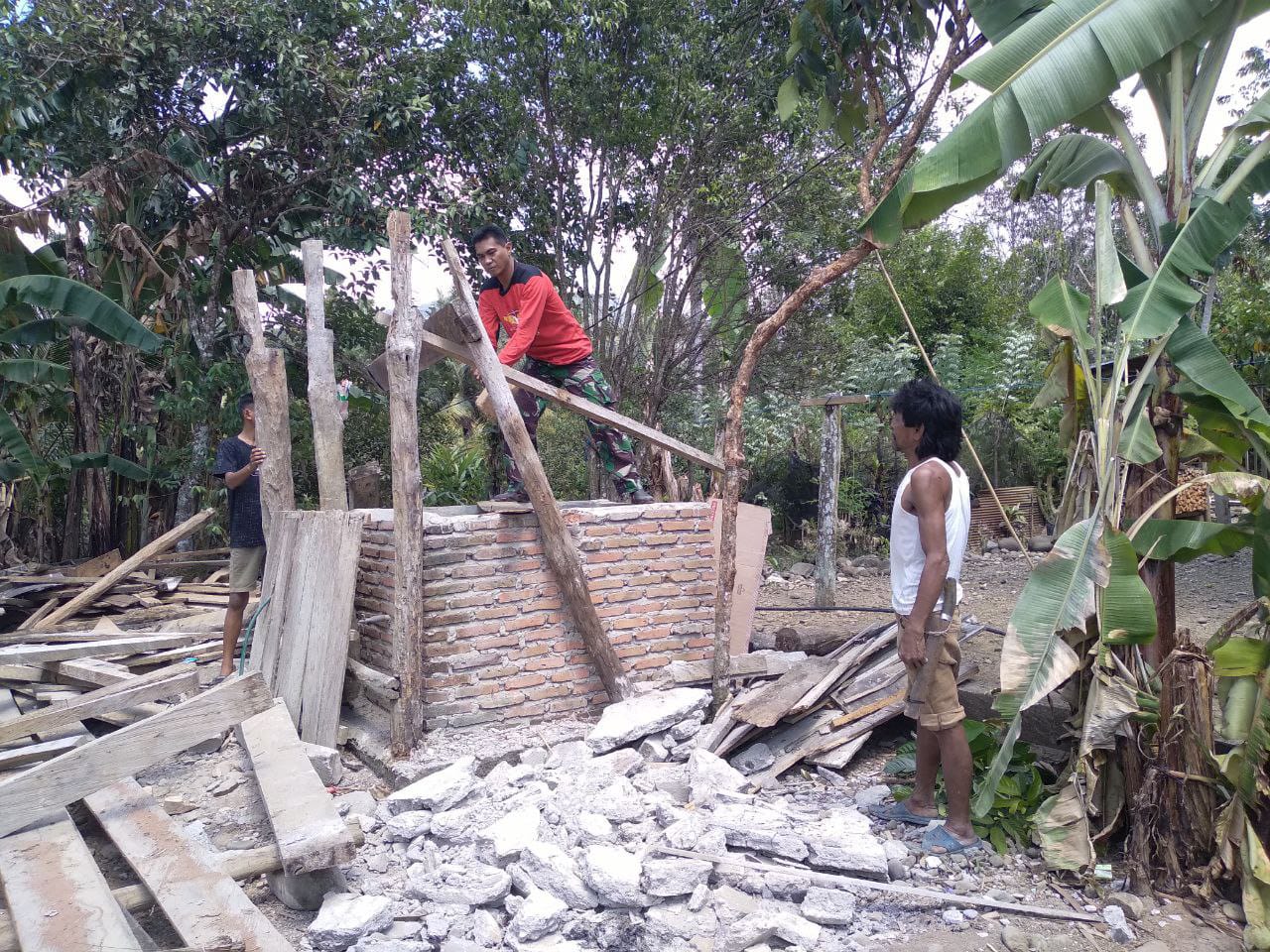 Satgas TMMD dan Kodim 1420/Sidrap Bantu Perbaiki Hunian Bapak Nasir di Desa Kalempang