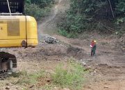 Serda Aries Suwandi dan Satgas TMMD ke-118 Kodim 1420/Sidrap Bantu Perintisan Jalan Poros Karebosi-Paraja di Desa Kalempang