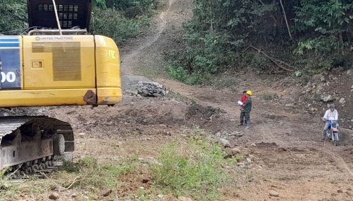 Serda Aries Suwandi dan Satgas TMMD ke-118 Kodim 1420/Sidrap Bantu Perintisan Jalan Poros Karebosi-Paraja di Desa Kalempang