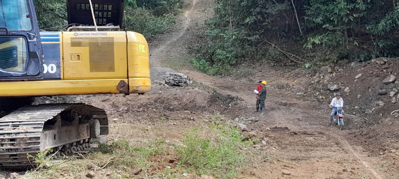 Serda Aries Suwandi dan Satgas TMMD ke-118 Kodim 1420/Sidrap Bantu Perintisan Jalan Poros Karebosi-Paraja di Desa Kalempang