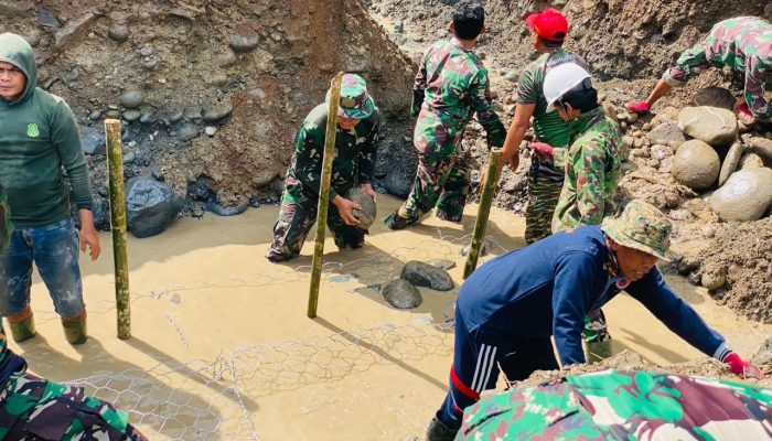 Perkuatan Talud Sungai Kalempang: Langkah TNI dan Masyarakat Bersama dalam Penataan Desa dan Perlindungan Lingkungan