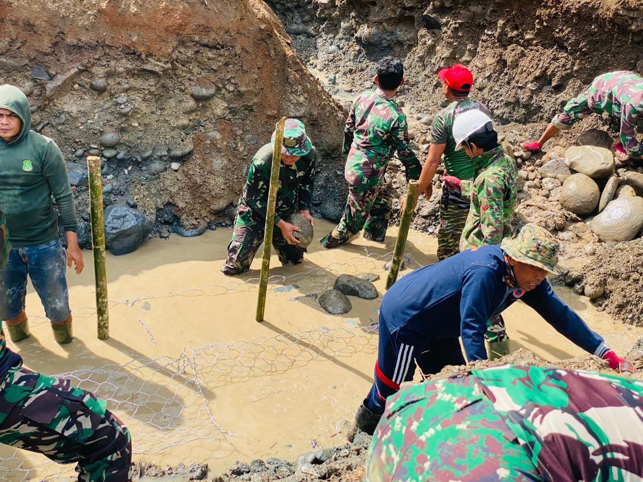 Perkuatan Talud Sungai Kalempang: Langkah TNI dan Masyarakat Bersama dalam Penataan Desa dan Perlindungan Lingkungan