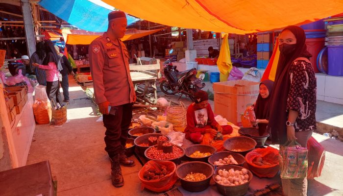 Personel Polsek Bola Polres Wajo Melaksanakan Patroli Dialogis dan Pengamanan Aktivitas Masyarakat di Pasar Solo