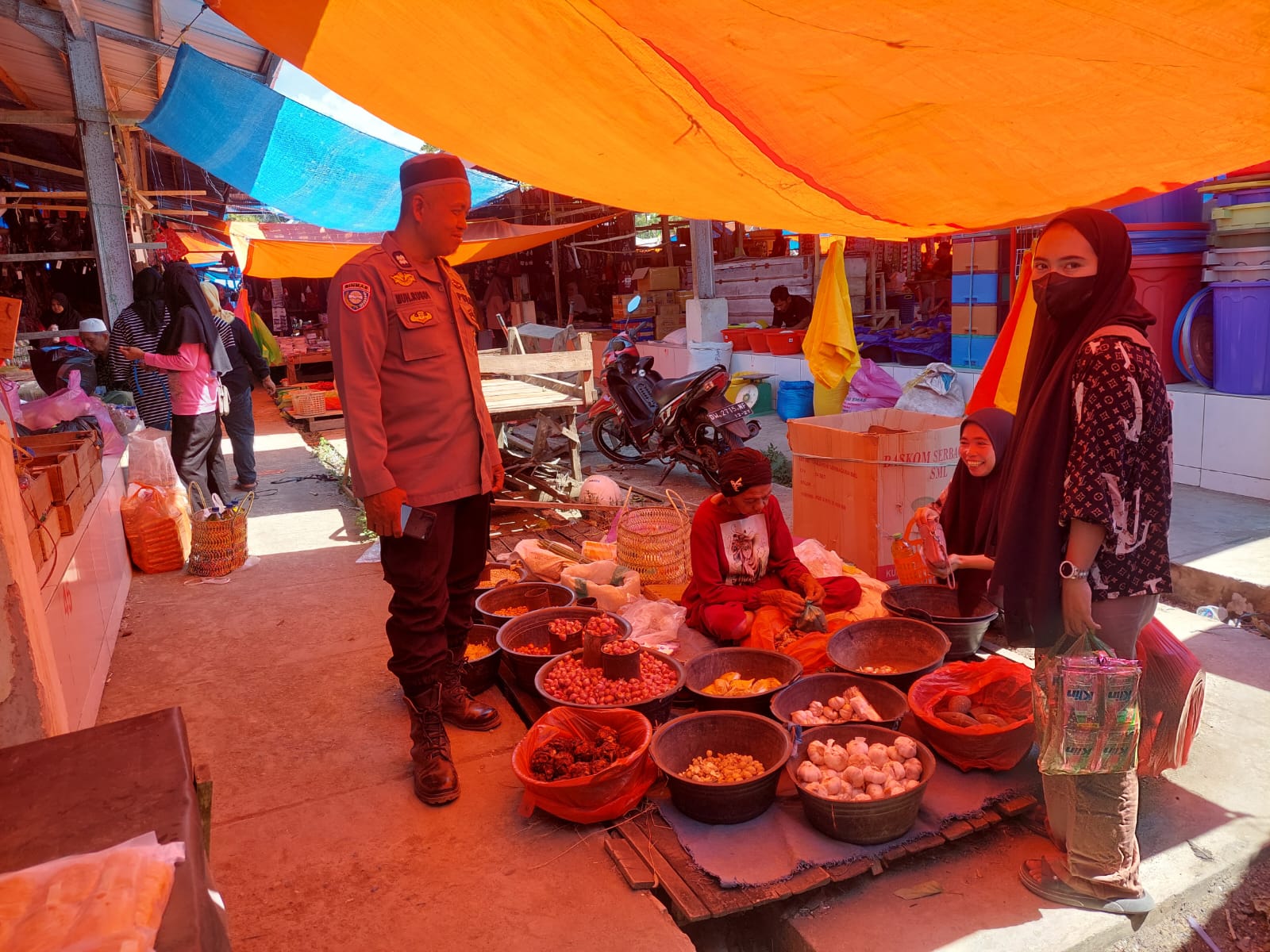Personel Polsek Bola Polres Wajo Melaksanakan Patroli Dialogis dan Pengamanan Aktivitas Masyarakat di Pasar Solo