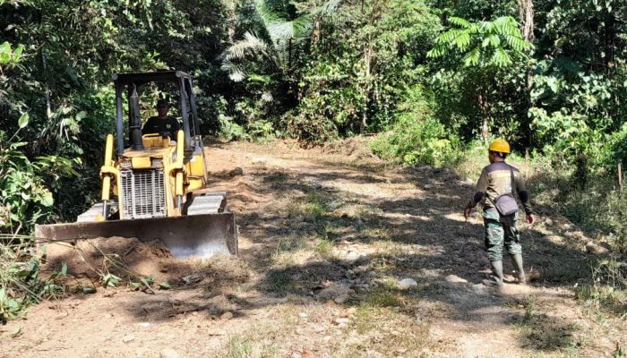 Bati Komsos Siter Kodim 1420/Sidrap Awasi Pelaksanaan Pekerjaan Jalan Poros Karebosi-Paraja