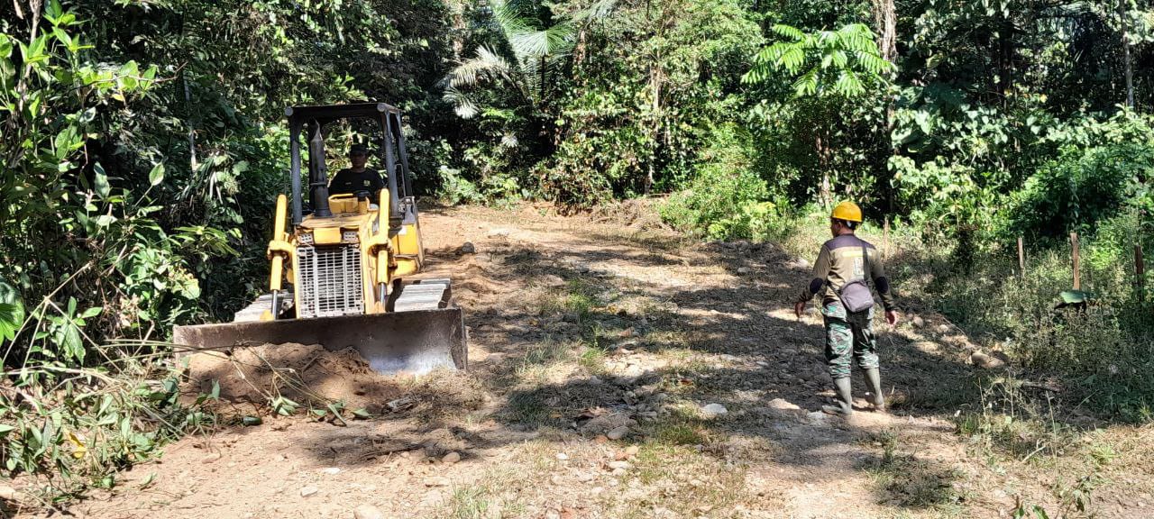 Bati Komsos Siter Kodim 1420/Sidrap Awasi Pelaksanaan Pekerjaan Jalan Poros Karebosi-Paraja