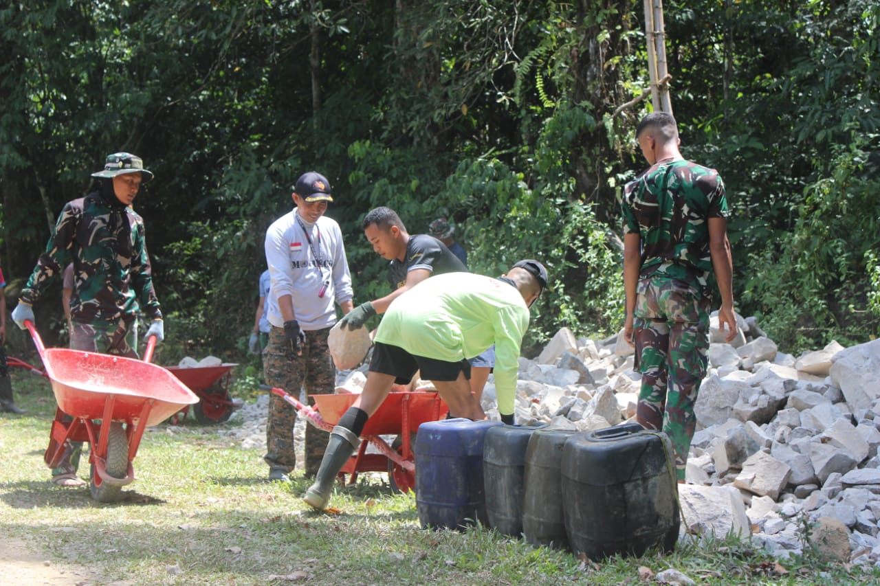 Pasiops Kodim 1420/Sidrap Awasi Pembangunan Jembatan Salowarani, Upaya Pemerataan Pembangunan