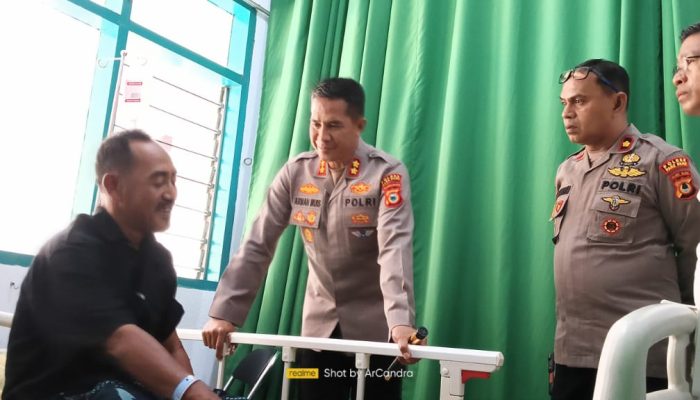Teladan Kepemimpinan, Kapolres Parepare AKBP. Arman Muis Jenguk Anggotanya Yang Dirawat Di RS. Sumantri