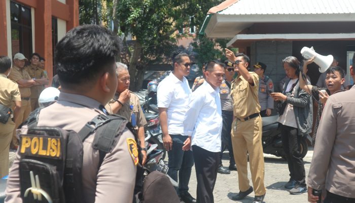 Aksi Unjuk Rasa HMI di Kantor Dikbud Pinrang di Kawal Secara Humanis