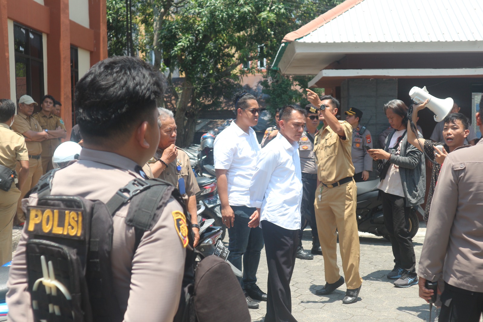 Aksi Unjuk Rasa HMI di Kantor Dikbud Pinrang di Kawal Secara Humanis