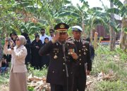 Berikan Penghormatan Terakhir, Kapolres Pinrang Pimpin Upacara Pemakaman Brigpol Hery Harianto