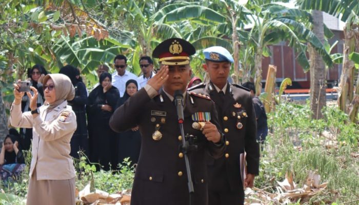 Berikan Penghormatan Terakhir, Kapolres Pinrang Pimpin Upacara Pemakaman Brigpol Hery Harianto