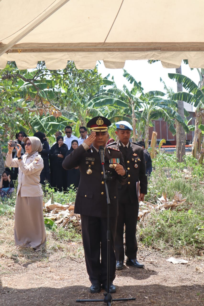 Berikan Penghormatan Terakhir, Kapolres Pinrang Pimpin Upacara Pemakaman Brigpol Hery Harianto