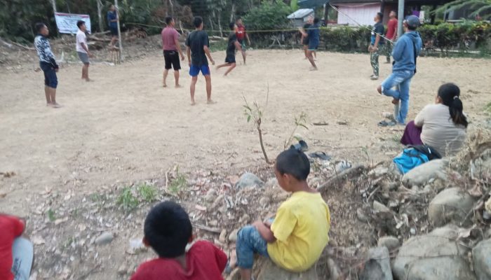 Anggota Brigif 11/BS Satgas TMMD ke-118 Kodim 1420/Sidrap Berolahraga Bersama Warga Desa Kalempang