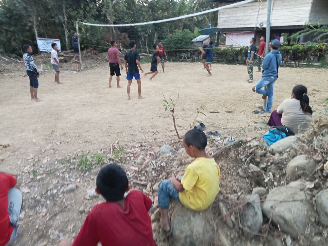 Judul: Anggota Brigif 11/BS Satgas TMMD ke-118 Kodim 1420/Sidrap Berolahraga Bersama Warga Desa Kalempang