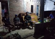 Anggota Satgas TMMD ke-118 Kodim 1420/Sidrap Membangun Silaturrahmi dengan Warga