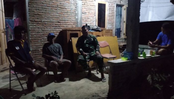 Anggota Satgas TMMD ke-118 Kodim 1420/Sidrap Membangun Silaturrahmi dengan Warga