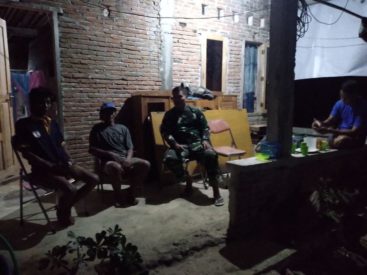 Anggota Satgas TMMD ke-118 Kodim 1420/Sidrap Membangun Silaturrahmi dengan Warga