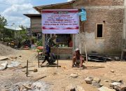 Anggota Kodim 1420/Sidrap Mulai Pasang Boplang Rumah Tidak Layak Huni dalam Program TMMD