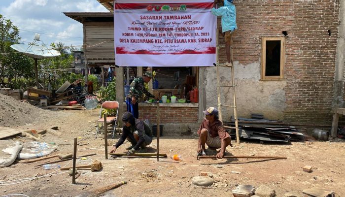 Anggota Kodim 1420/Sidrap Mulai Pasang Boplang Rumah Tidak Layak Huni dalam Program TMMD