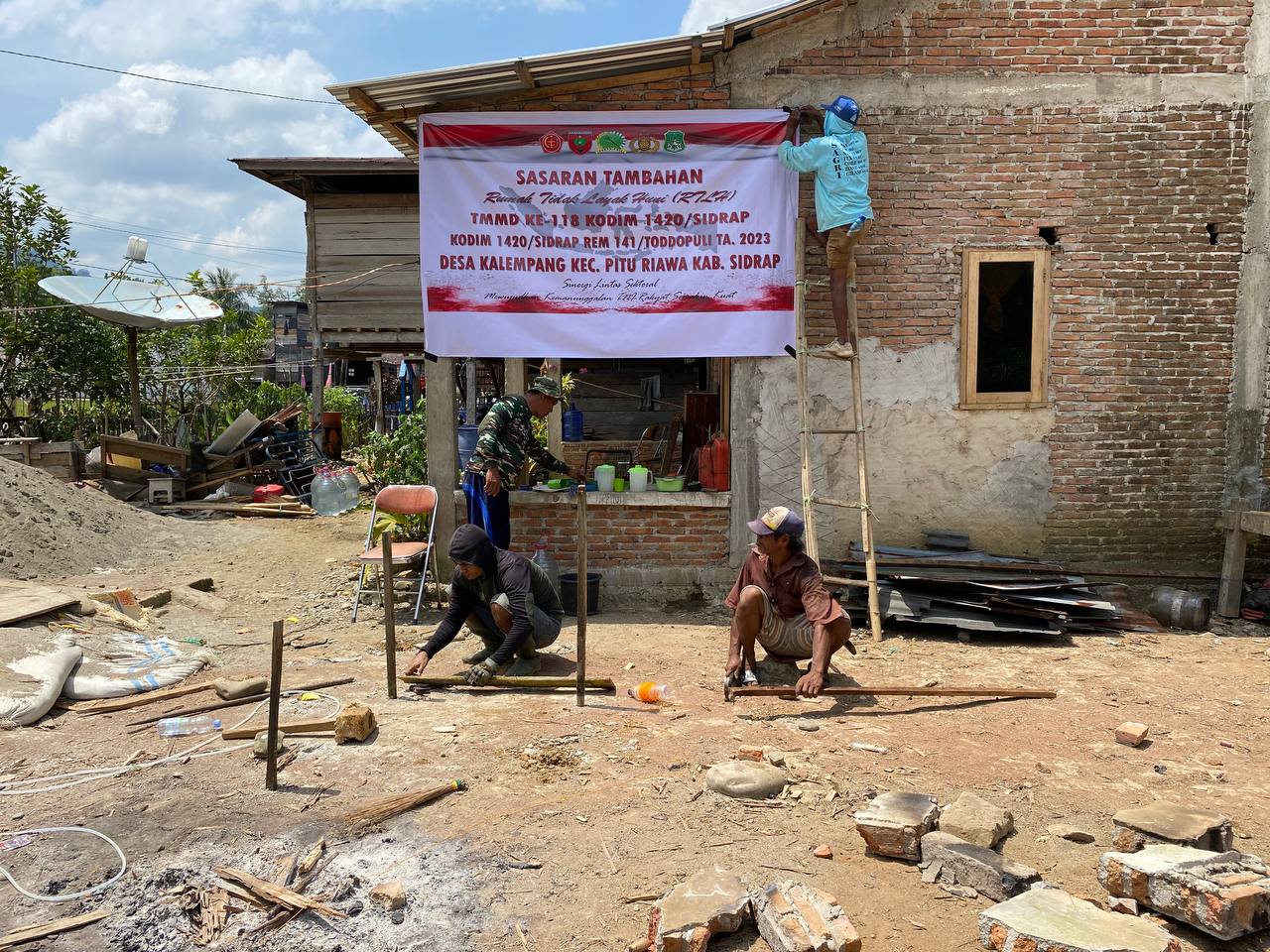 Judul: Anggota Kodim 1420/Sidrap Mulai Pasang Boplang Rumah Tidak Layak Huni dalam Program TMMD