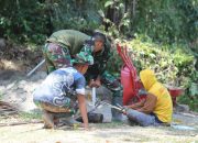 Warga Desa Kalempang dan Anggota Satgas TMMD Bersatu Demi Pembangunan Jembatan Salowarani