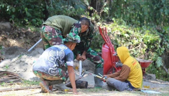 Warga Desa Kalempang dan Anggota Satgas TMMD Bersatu Demi Pembangunan Jembatan Salowarani