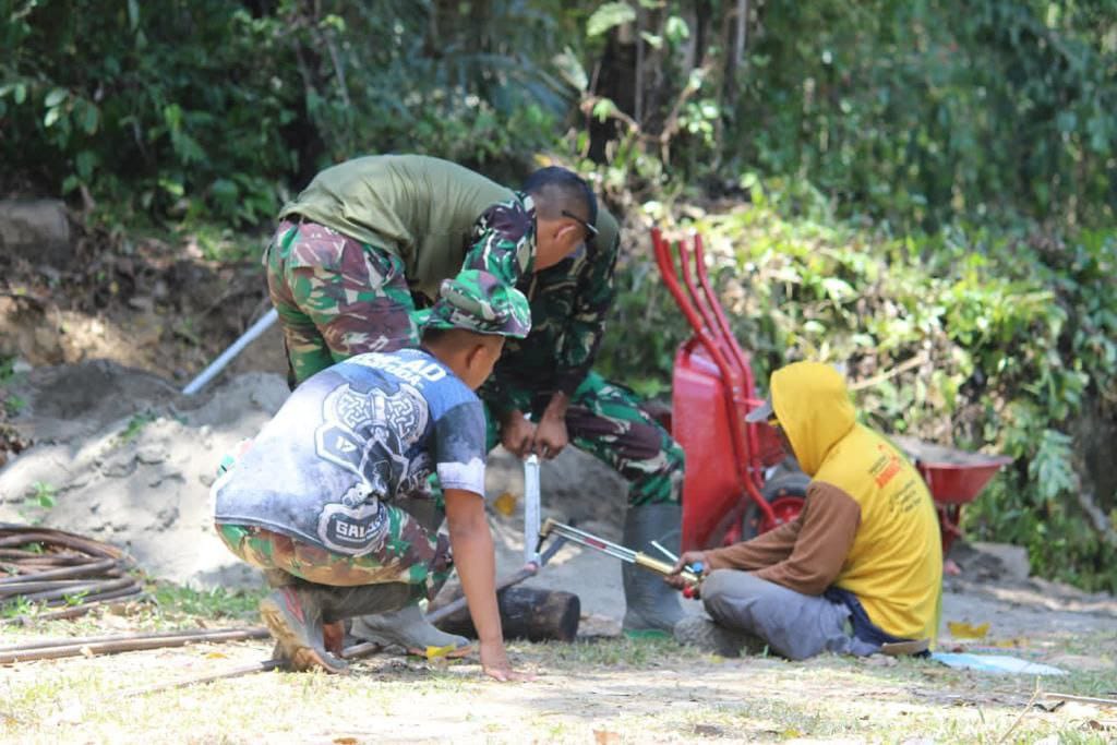 Warga Desa Kalempang dan Anggota Satgas TMMD Bersatu Demi Pembangunan Jembatan Salowarani