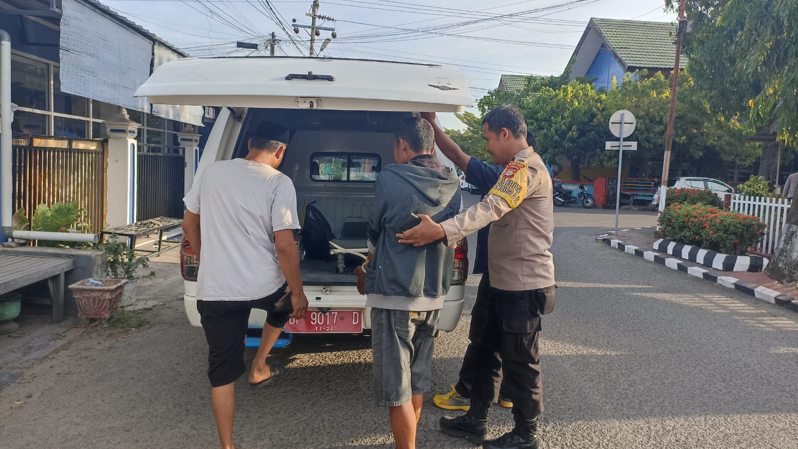 Bhabinkamtibmas Polsek Watang Sawitto Mengamankan ODGJ Yang Hendak Masuk Di Mako Polsek Watang Sawitto