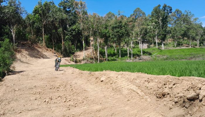 Jalan Tani Segmen 1 di Dusun 3 Paraja, Desa Kalempang, Mendekati Selesai