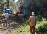 Satgas TMMD dan Warga Bersatu Lanjutkan Pekerjaan Perintisan Jalan Poros Karebosi-Paraja di Desa Kalempang