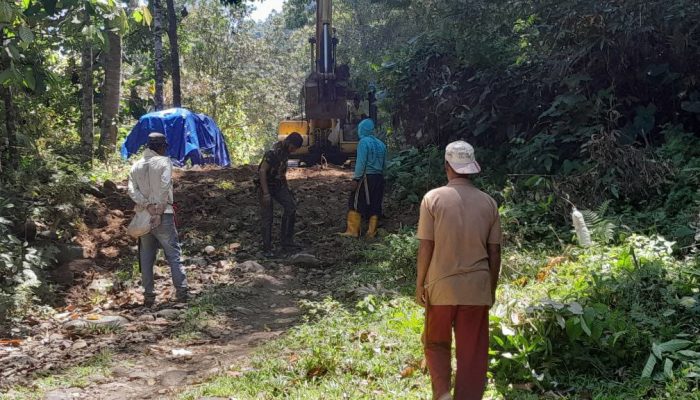 Satgas TMMD dan Warga Bersatu Lanjutkan Pekerjaan Perintisan Jalan Poros Karebosi-Paraja di Desa Kalempang