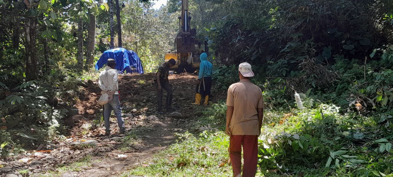 Satgas TMMD dan Warga Bersatu Lanjutkan Pekerjaan Perintisan Jalan Poros Karebosi-Paraja di Desa Kalempang