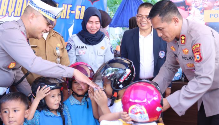 Syukuran HUT Lalulintas Bhayangkara ke 68, Kasat Lantas Polres Pare-Pare Dampingi Kapolres Berbagi Helm