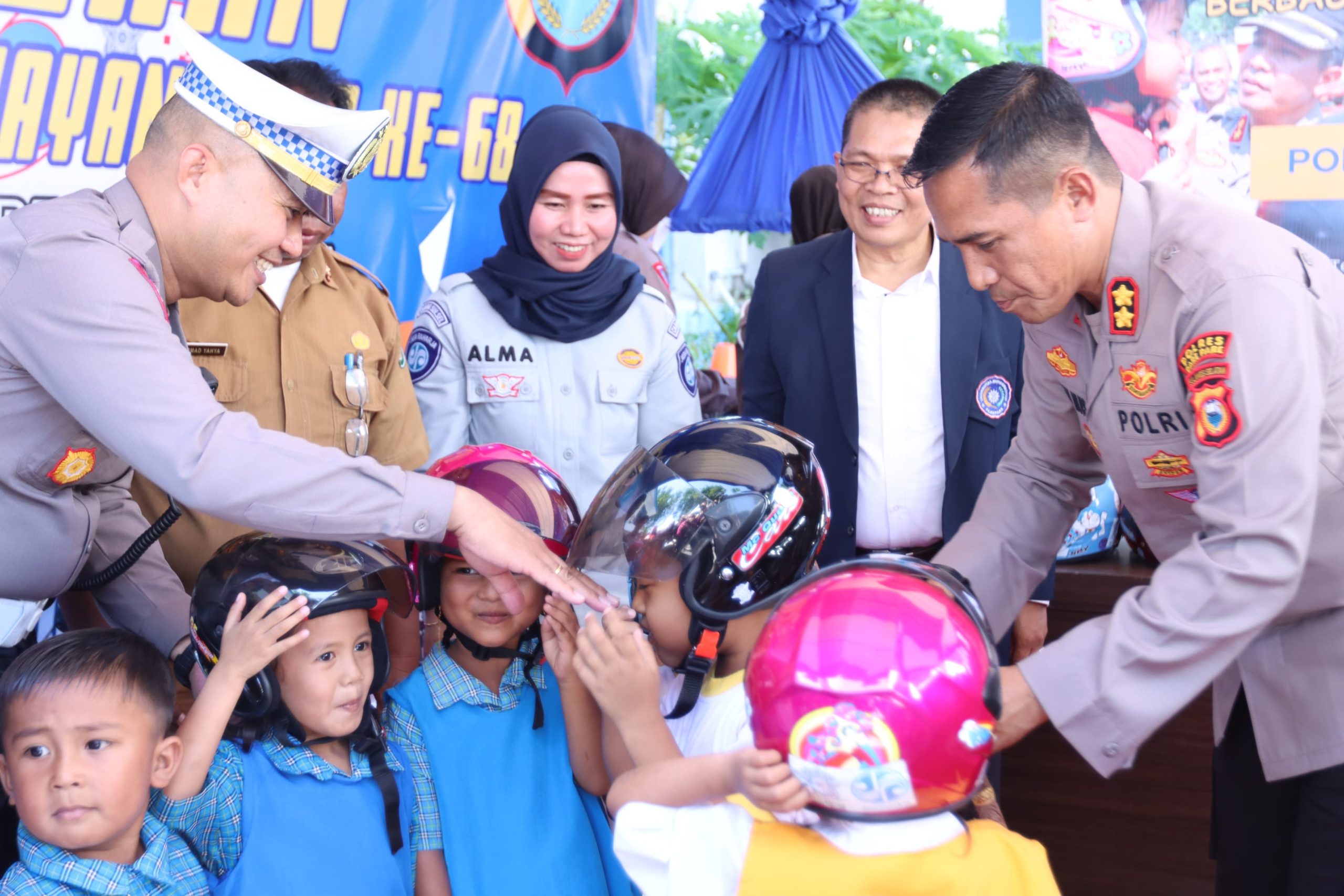 Syukuran HUT Lalulintas Bhayangkara ke 68, Kasat Lantas Polres Pare-Pare Dampingi Kapolres Berbagi Helm