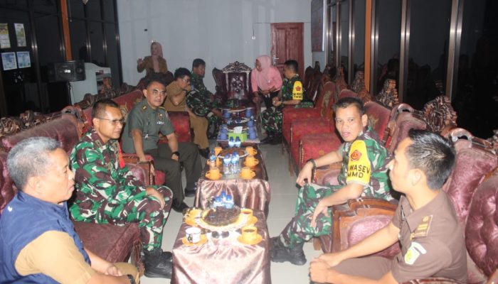 Kolonel Inf Marthen Pasunda Bertukar Pikiran dengan Pejabat Forkopimda dan Perangkat Desa Kalempang tentang Manfaat dan Pemeliharaan Hasil Pekerjaan TMMD