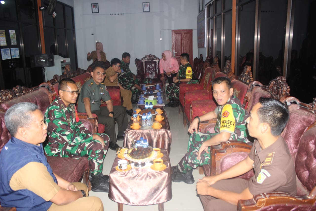 Kolonel Inf Marthen Pasunda Bertukar Pikiran dengan Pejabat Forkopimda dan Perangkat Desa Kalempang tentang Manfaat dan Pemeliharaan Hasil Pekerjaan TMMD