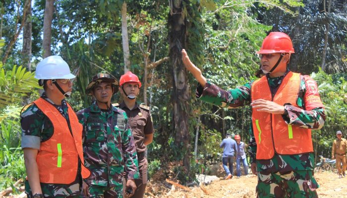Rombongan Tim Wasev TMMD Ke-118 Kodim 1420/Sidrap Tinjau Pekerjaan Sasaran Fisik di Dusun 3 Paraja, Desa Kalempang