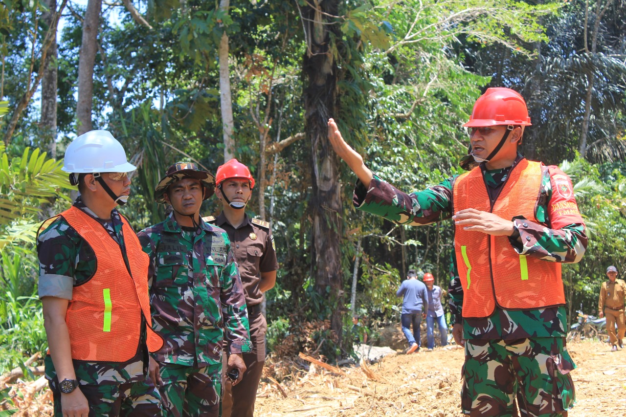 Rombongan Tim Wasev TMMD Ke-118 Kodim 1420/Sidrap Tinjau Pekerjaan Sasaran Fisik di Dusun 3 Paraja, Desa Kalempang
